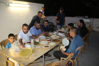  بالصور: جمعية يافا للاغاثة الانسانية تُنظم افطاراً جماعياً لأعضائها 